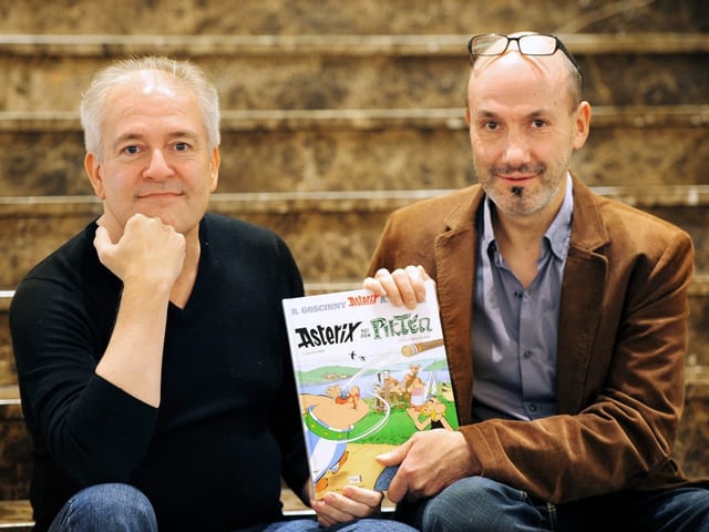 Didier Conrad und Autor Jean-Yves Ferri mit dem 35. Band «Asterix bei den Pikten». Didier Conrad und Autor Jean-Yves Ferri mit dem 35. Band «Asterix bei den Pikten».