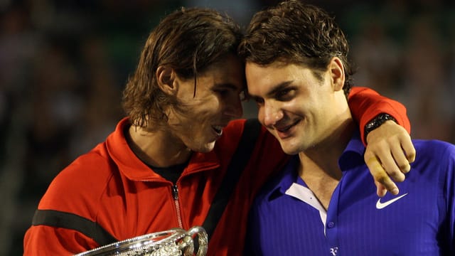 Rafael Nadal tröstet Roger Federer nach dem Australian-Open-Final 2009. Rafael Nadal tröstet Roger Federer nach dem Australian-Open-Final 2009.