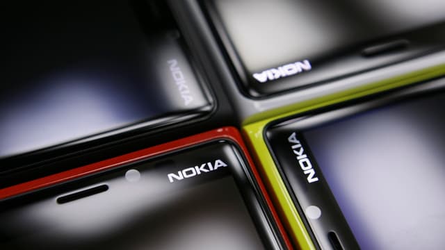 Vier Nokia-Smartphones liegen Kante an Kante aneinander. Vier Nokia-Smartphones liegen Kante an Kante aneinander.
