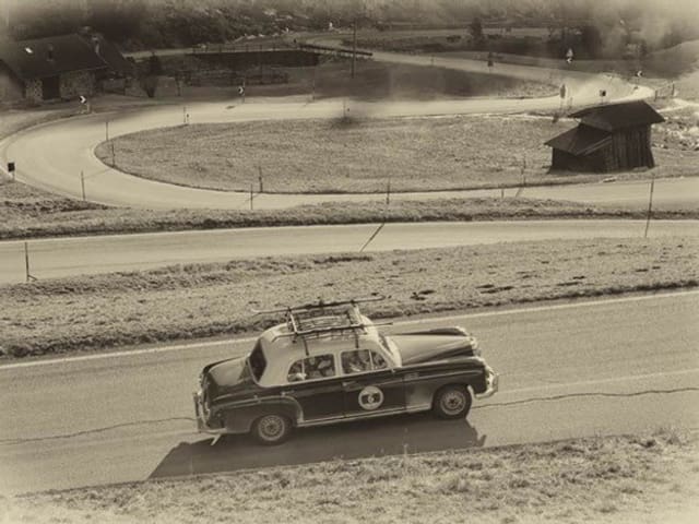 Die Teilnehmer mit ihrem Auto unterwegs auf einer Passstrasse.