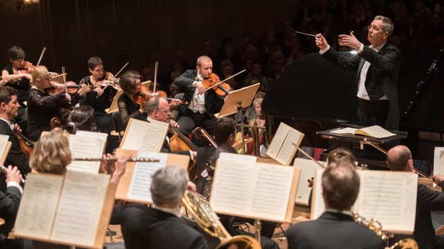 Dirigent mit Orchester Dirigent mit Orchester