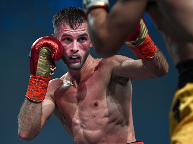 Alain Chervet kämpft im Ring mit den Fäusten. Alain Chervet kämpft im Ring mit den Fäusten.