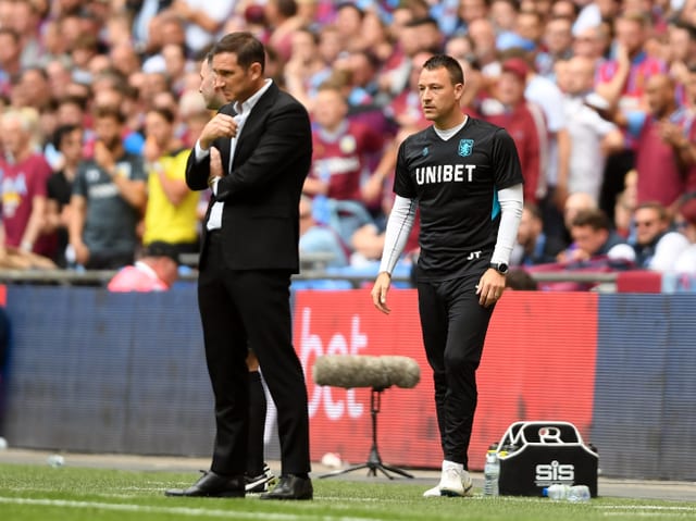 John Terry (rechts) entscheidet das Trainer-Duell gegen Frank Lampard für sich. John Terry (rechts) entscheidet das Trainer-Duell gegen Frank Lampard für sich.