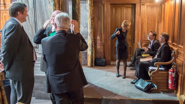 Bundesrätin spricht in der Wandelhalle mit ihren Beratern. Bundesrätin spricht in der Wandelhalle mit ihren Beratern.