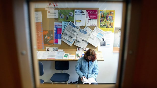 Eine junge arbeitssuchende Frau wartet im Warteraum des Regionalen Arbeitsvermittlungs-Zentrum, RAV Uri, in Altdorf im Kanton Uri, Schweiz, auf ihren Termin, um sich von den Vermittlern bei ihrer Arbeitssuche beraten zu lassen. Eine junge arbeitssuchende Frau wartet im Warteraum des Regionalen Arbeitsvermittlungs-Zentrum, RAV Uri, in Altdorf im Kanton Uri, Schweiz, auf ihren Termin, um sich von den Vermittlern bei ihrer Arbeitssuche beraten zu lassen.