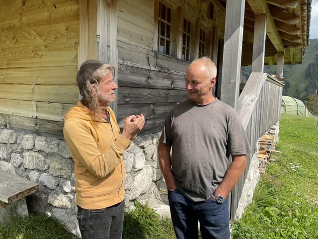 Christian Haueter (rechts) bewirtschaftet mit seinem Team die Alp Morgeten.