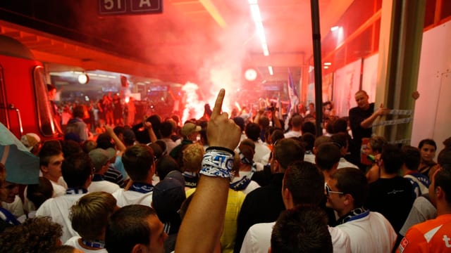 Fussballfans in einem Bahnhof. Fussballfans in einem Bahnhof.