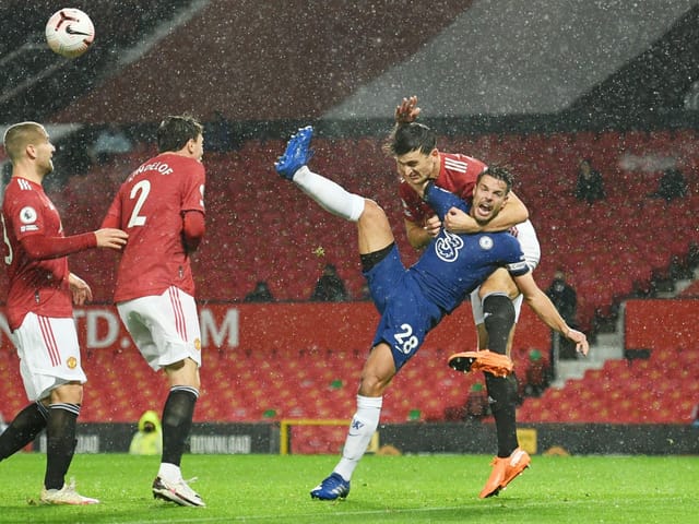 Harry Maguire reisst Cesar Azpilicueta nieder.