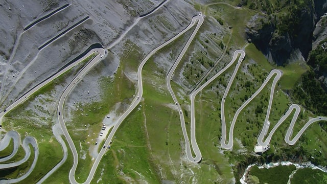 Kurvenreiche Alpenstrasse Kurvenreiche Alpenstrasse