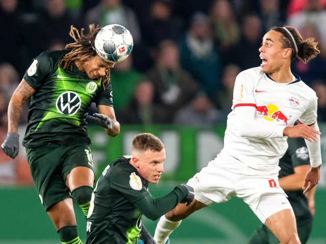 Kevin Mbabu ist vor Yussuf Poulsen am Ball Kevin Mbabu ist vor Yussuf Poulsen am Ball