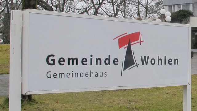 Schild vor dem Gemeindehaus Wohlen. Schild vor dem Gemeindehaus Wohlen.
