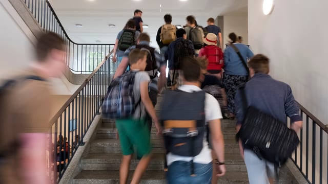 Schüler in einem Treppenhaus Schüler in einem Treppenhaus