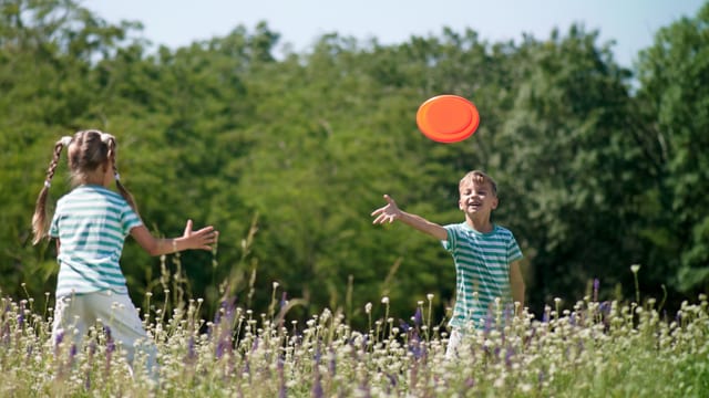 Zwei Kinder am spielen in der Natur Zwei Kinder am spielen in der Natur
