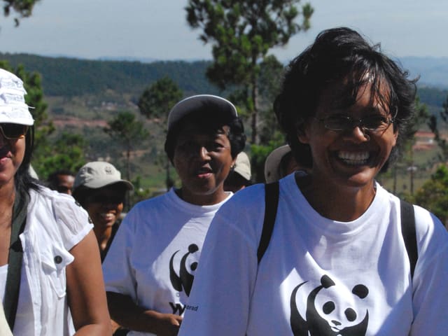 Eine Gruppe lächelnder Frauen in WWF-Shirts. Eine Gruppe lächelnder Frauen in WWF-Shirts.
