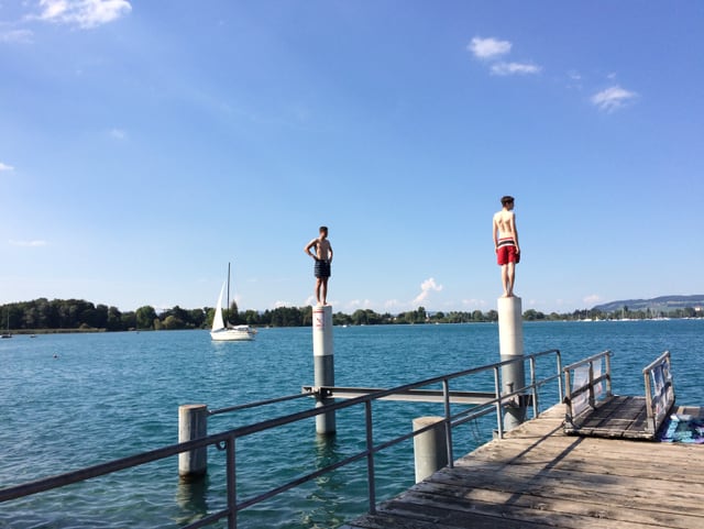 Zwei Buben am Thunersee.