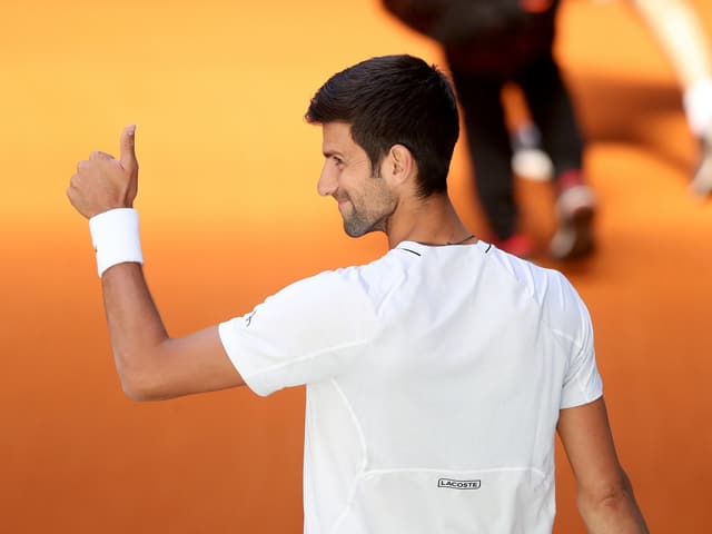 Daumen hoch bei Novak Djokovic. Daumen hoch bei Novak Djokovic.
