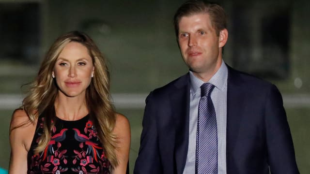 Eric und Lara Trump halten Händchen. Eric und Lara Trump halten Händchen.