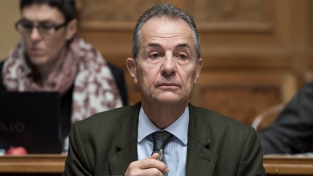 Mann im Parlament, hört Debatte zu. Mann im Parlament, hört Debatte zu.