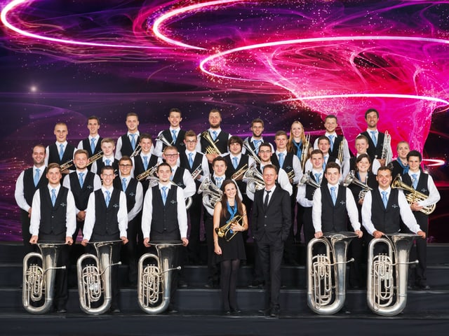Die Talents mit Tubas vorne beim Gruppenbild Die Talents mit Tubas vorne beim Gruppenbild