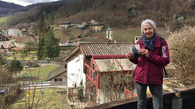 Edith Baltisberger mit Foto von damals. Edith Baltisberger mit Foto von damals.