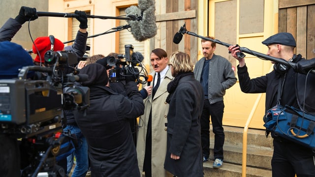 Adolf-Hitler-Darsteller umringt von Journalisten. Adolf-Hitler-Darsteller umringt von Journalisten.