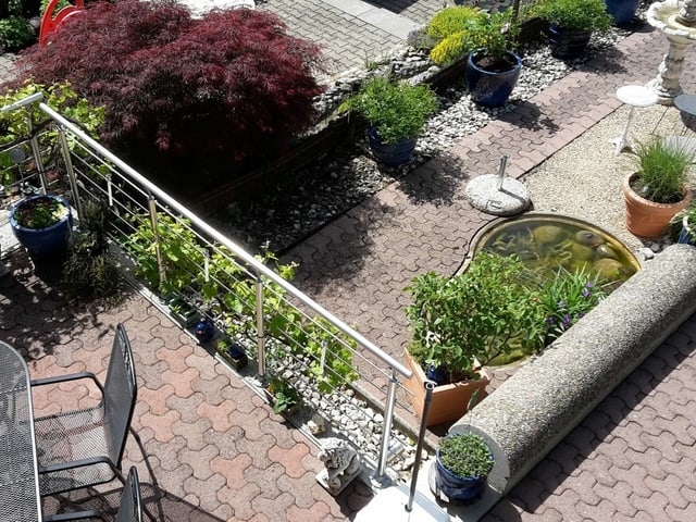 Blick über mehrstöckige Terrassen.
