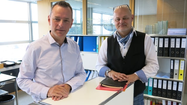Zwei Männer in einem Büro. Zwei Männer in einem Büro.