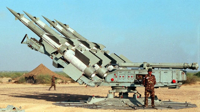 Soldat vor Raketen. Soldat vor Raketen.