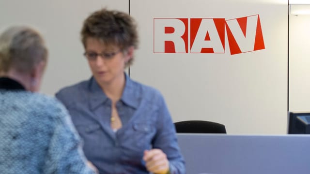 Frau berät eine Stellensuchende Frau Frau berät eine Stellensuchende Frau