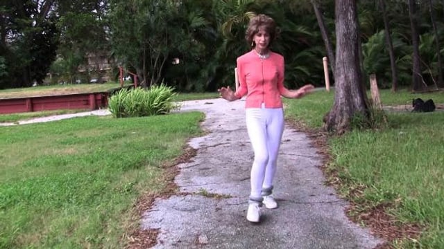 Joanna Rohrback entspannt sich auf ihre fast unnachahmliche Art und Weise. Joanna Rohrback entspannt sich auf ihre fast unnachahmliche Art und Weise.