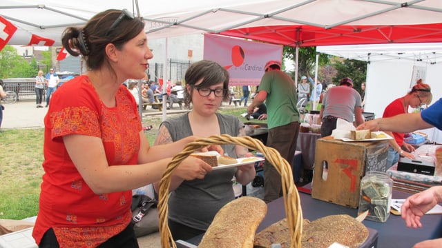 Daniela Fischer verkauft Schweizer Kalbsbratwurst auf einem «Street Food Market». Daniela Fischer verkauft Schweizer Kalbsbratwurst auf einem «Street Food Market».