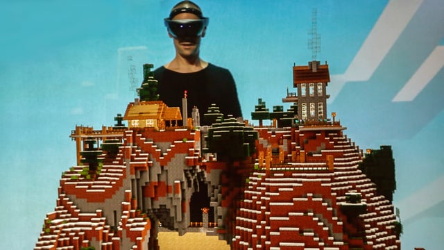 Ein Microsoft-Mitarbeiter demonstriert die Hololens und lässt sich ein «Minecraft»-Bauwerk einblenden. Ein Microsoft-Mitarbeiter demonstriert die Hololens und lässt sich ein «Minecraft»-Bauwerk einblenden.