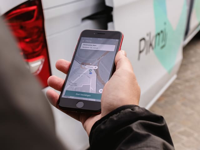 Pikmi-App vor dem Fahrzeug