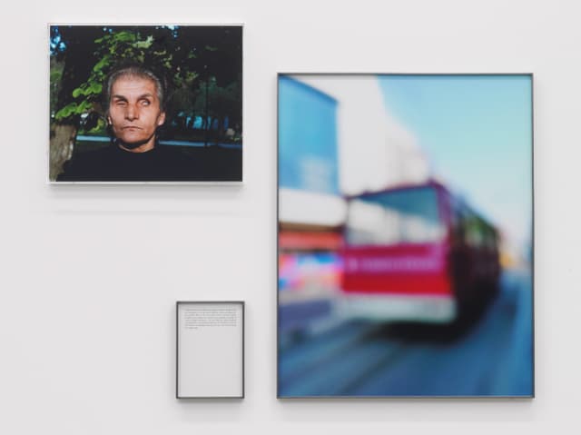 Das letzte Bild vor der Erblindung: Ein unscharfer roter Minibus Das letzte Bild vor der Erblindung: Ein unscharfer roter Minibus
