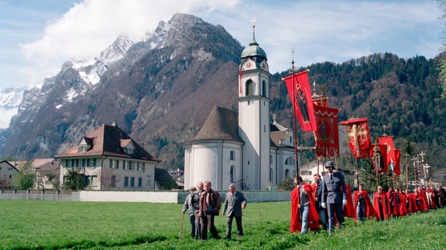 Prozession mit Fahnen zieht durch das Glarnerland. Prozession mit Fahnen zieht durch das Glarnerland.