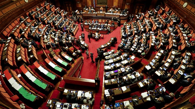 Der Senat hat bisher die gleichen Rechte wie die Abgeordnetenkammer – bis jetzt. Der Senat hat bisher die gleichen Rechte wie die Abgeordnetenkammer – bis jetzt.