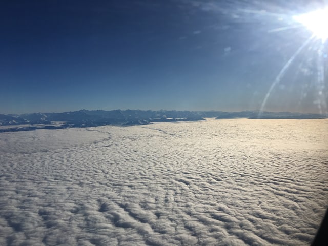 Flugaufnahme auf das Nebelmeer.