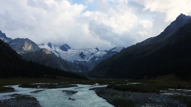Blick ins Val Roseg. Am Ende des Tals ist der Roseg-Gletscher zu sehen. Blick ins Val Roseg. Am Ende des Tals ist der Roseg-Gletscher zu sehen.