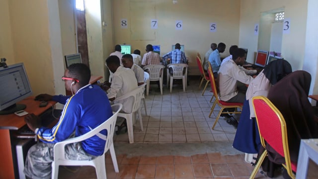 Ein Dutzend Somalier und Somalierinnen sitzen in einem Internet-Kaffee vor den Bildschirmen. Ein Dutzend Somalier und Somalierinnen sitzen in einem Internet-Kaffee vor den Bildschirmen.