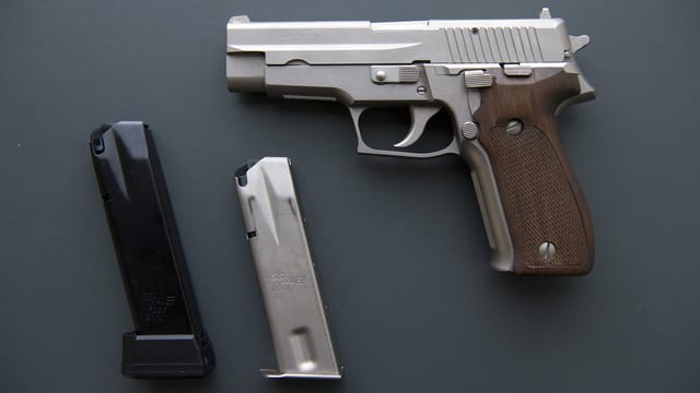 Eine Pistole SIG Sauer P226 mit 15 und 20 Schuss-Magazin. Eine Pistole SIG Sauer P226 mit 15 und 20 Schuss-Magazin.