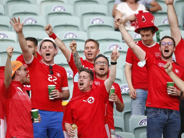 Schweizer Fans im Stadion in Baku. Schweizer Fans im Stadion in Baku.