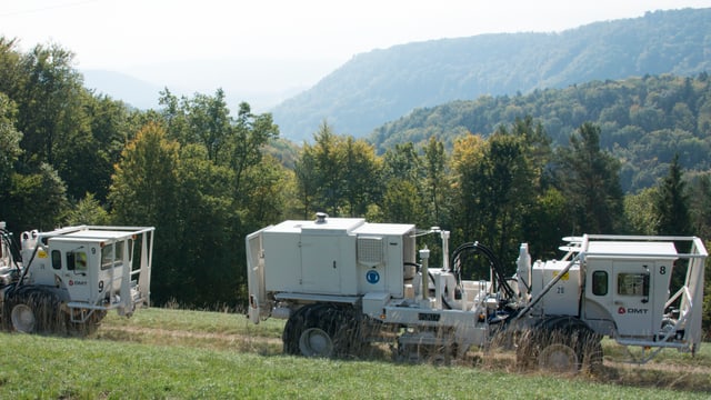Vibrationsfahrzeuge auf einem Feldweg Vibrationsfahrzeuge auf einem Feldweg