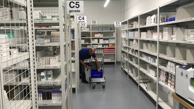 In den Regalen eines Industriegebäudes werden Hunderte von Medikamenten aufbewahrt. In den Regalen eines Industriegebäudes werden Hunderte von Medikamenten aufbewahrt.