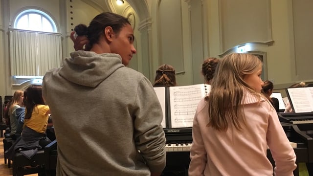 Zwei Kinder am Klavier Zwei Kinder am Klavier