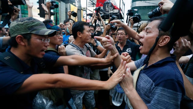 Demonstranten (links) und Gegendemonstranten in Hongkong Demonstranten (links) und Gegendemonstranten in Hongkong