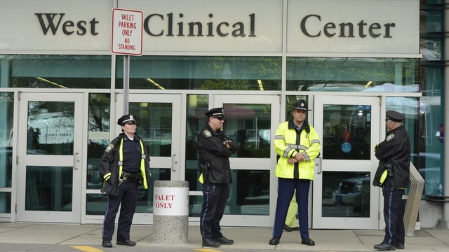 Polizisten stehen vor einem Spital in Boston. Polizisten stehen vor einem Spital in Boston.