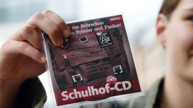Ein junge Hält die Schulhof-CD in der Hand. Ein junge Hält die Schulhof-CD in der Hand.
