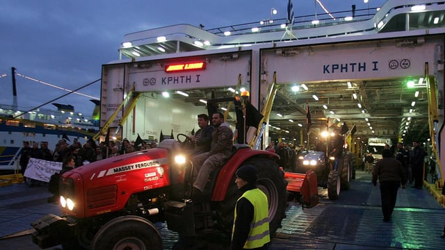 Ils purs rivan cun lur tractors en bartga. Ils purs rivan cun lur tractors en bartga.