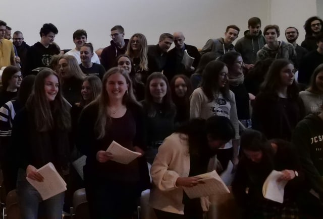 Viele Personen in einer Halle Viele Personen in einer Halle
