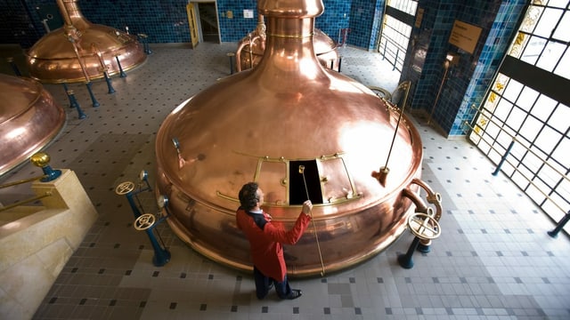 Ein Mann in einer Brauerei Ein Mann in einer Brauerei